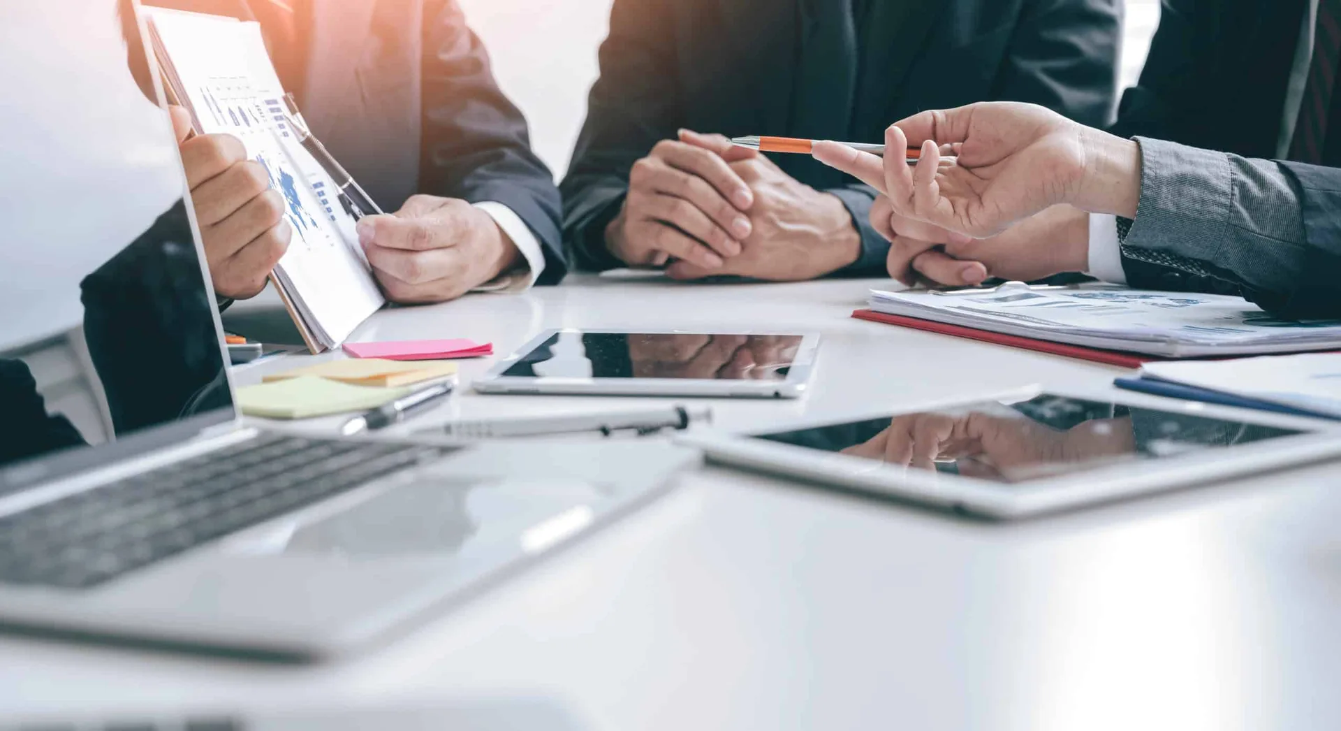 Cropped,Shot,Group,Of,Businesspeople,Using,Graph,Chart,And,Computer