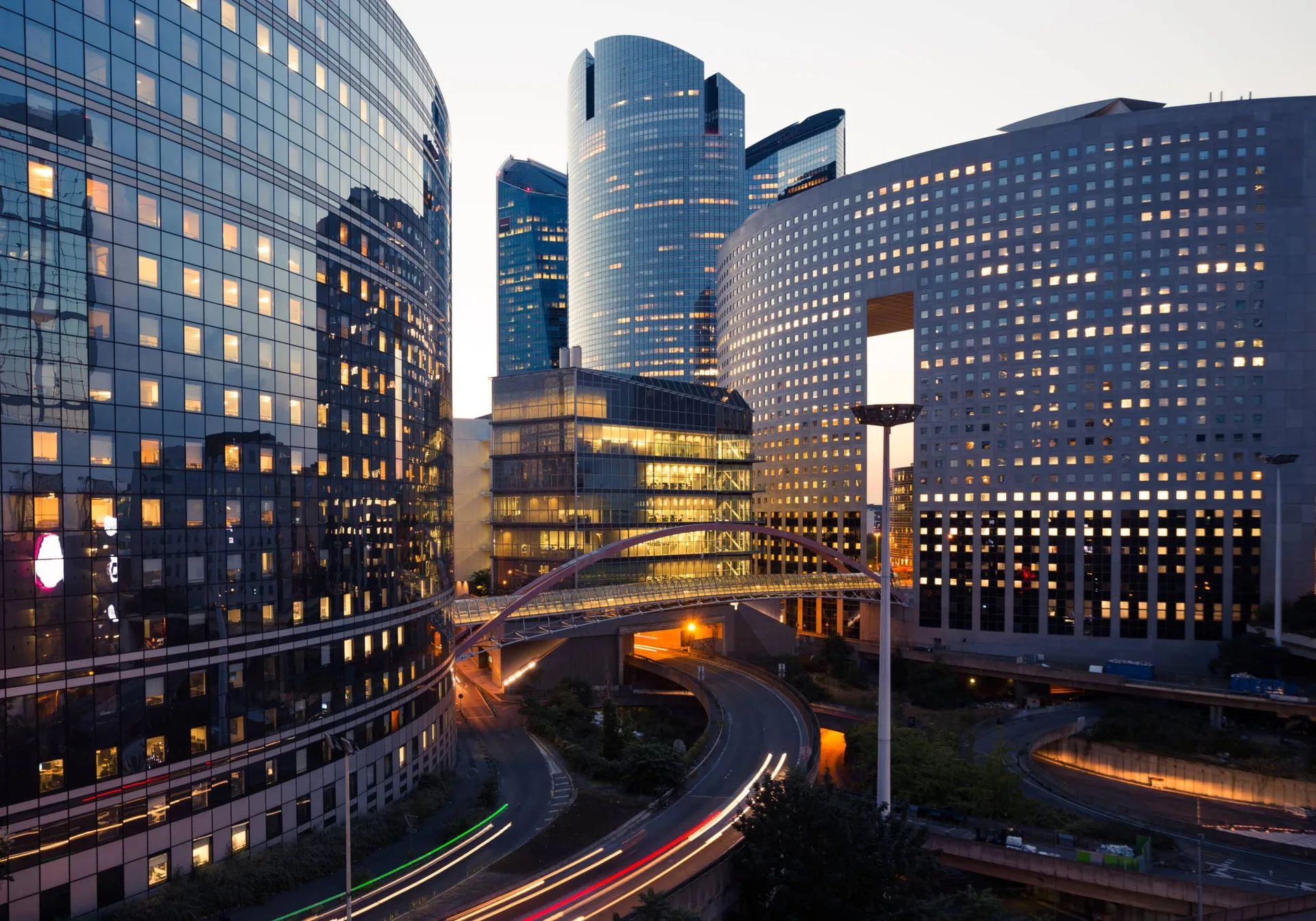 Night,Architecture.,Skyscrapers,With,Glass,Facade.,Modern,Buildings,In,Paris