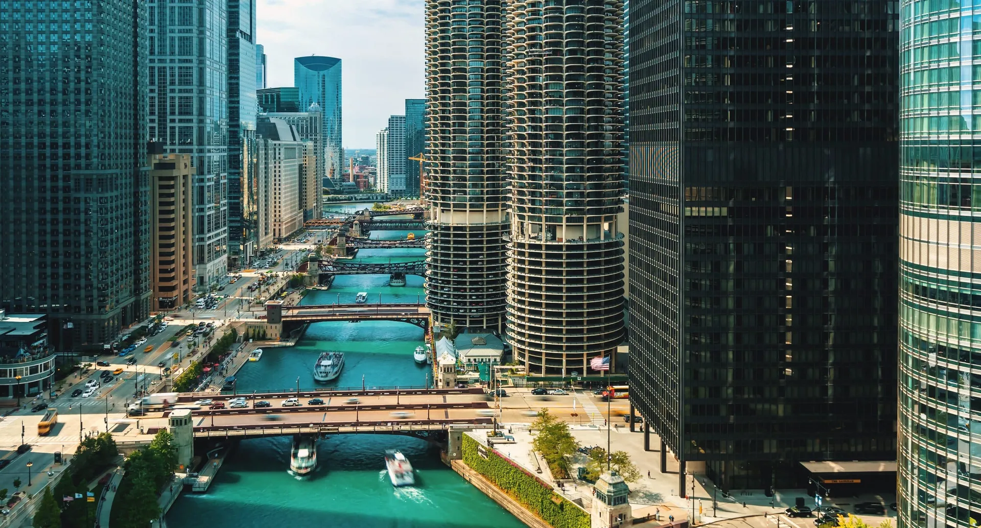 Chicago,River,With,Boats,And,Traffic,From,Above,In,The
