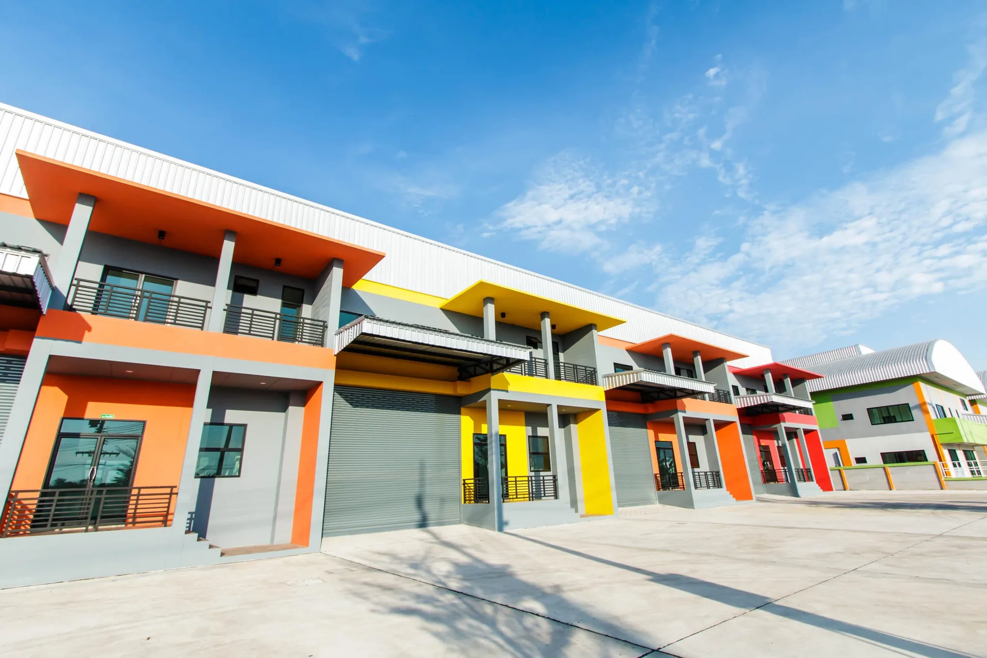 Modern,Commercial,Building,On,A,Beautiful,Day.
