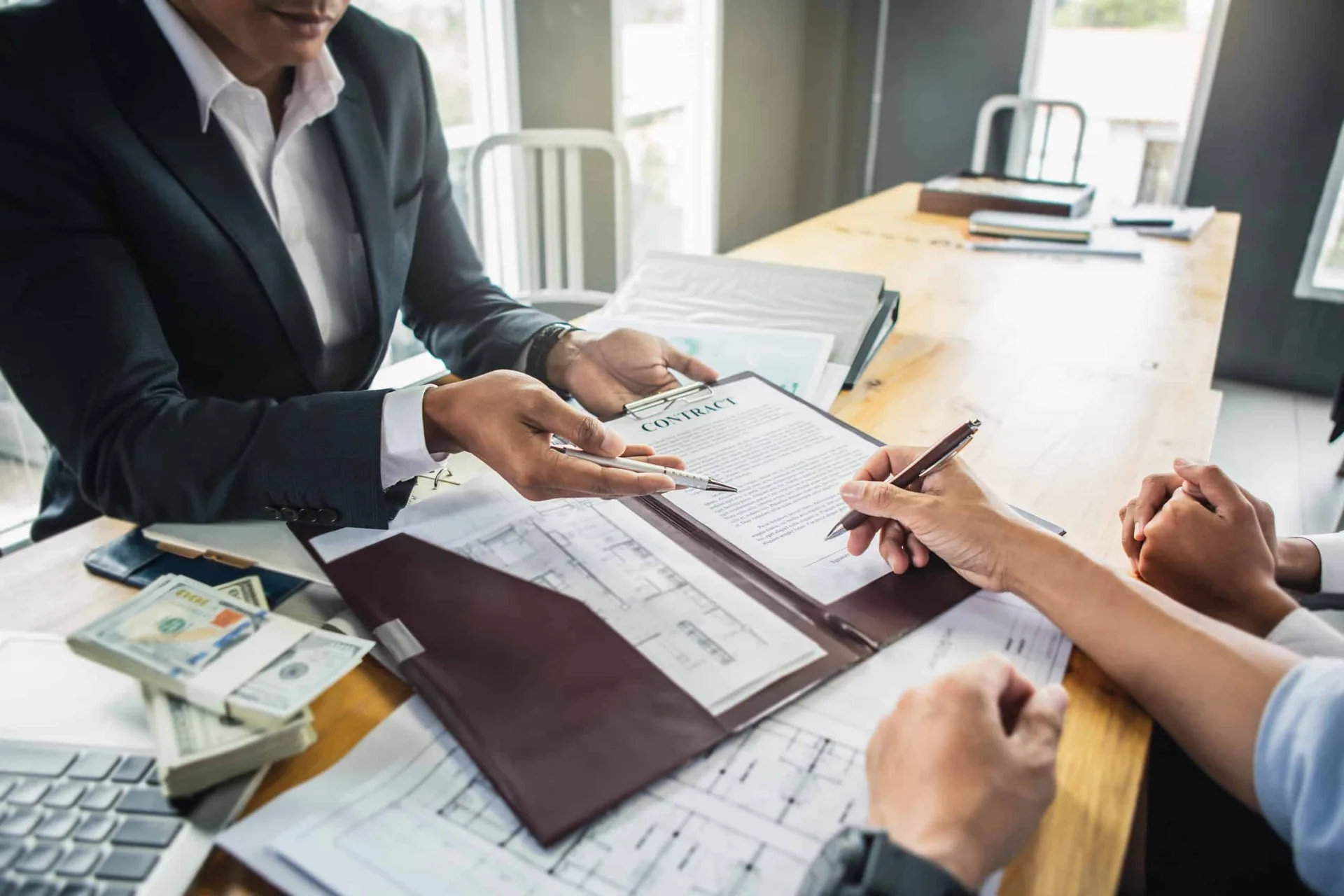 Customer,Signing,Contract,Documents,For,Realty,Purchase,,Bank,Employees,Congratulate,